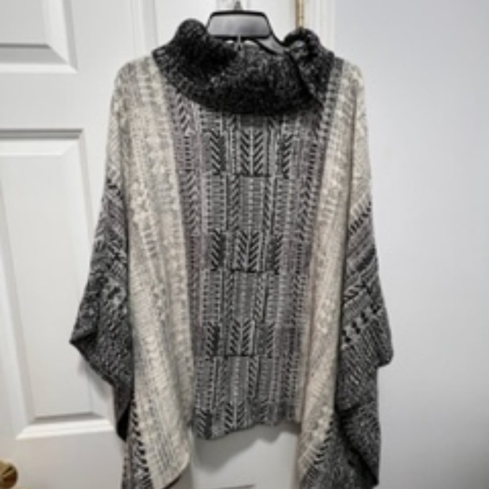 Lola medium gray black  sweater cape